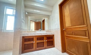 Se renta residencia dentro el fraccionamiento privado “Prados del Campestre” acabados residenciales, dos niveles construidos, 5 recamaras, alberca.