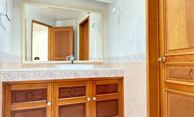 Se renta residencia dentro el fraccionamiento privado “Prados del Campestre” acabados residenciales, dos niveles construidos, 5 recamaras, alberca.