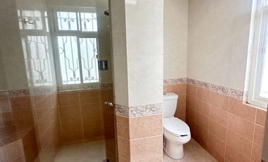 Se renta residencia dentro el fraccionamiento privado “Prados del Campestre” acabados residenciales, dos niveles construidos, 5 recamaras, alberca.