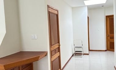 Se renta residencia dentro el fraccionamiento privado “Prados del Campestre” acabados residenciales, dos niveles construidos, 5 recamaras, alberca.