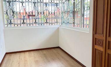 Se renta residencia dentro el fraccionamiento privado “Prados del Campestre” acabados residenciales, dos niveles construidos, 5 recamaras, alberca.