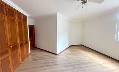 Se renta residencia dentro el fraccionamiento privado “Prados del Campestre” acabados residenciales, dos niveles construidos, 5 recamaras, alberca.