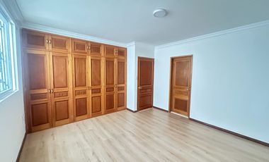 Se renta residencia dentro el fraccionamiento privado “Prados del Campestre” acabados residenciales, dos niveles construidos, 5 recamaras, alberca.