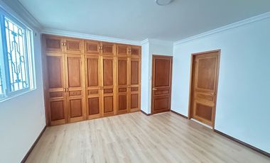 Se renta residencia dentro el fraccionamiento privado “Prados del Campestre” acabados residenciales, dos niveles construidos, 5 recamaras, alberca.