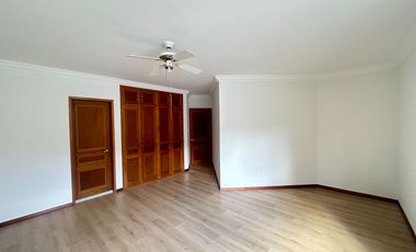 Se renta residencia dentro el fraccionamiento privado “Prados del Campestre” acabados residenciales, dos niveles construidos, 5 recamaras, alberca.