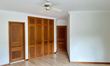 Se renta residencia dentro el fraccionamiento privado “Prados del Campestre” acabados residenciales, dos niveles construidos, 5 recamaras, alberca.