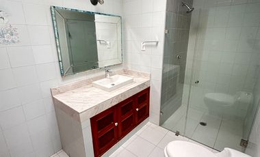 Se renta residencia dentro el fraccionamiento privado “Prados del Campestre” acabados residenciales, dos niveles construidos, 5 recamaras, alberca.