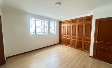 Se renta residencia dentro el fraccionamiento privado “Prados del Campestre” acabados residenciales, dos niveles construidos, 5 recamaras, alberca.