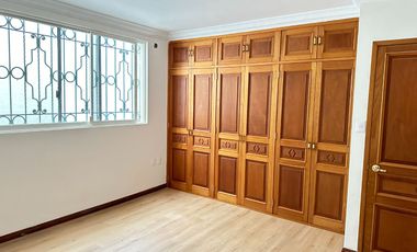 Se renta residencia dentro el fraccionamiento privado “Prados del Campestre” acabados residenciales, dos niveles construidos, 5 recamaras, alberca.