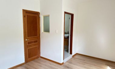 Se renta residencia dentro el fraccionamiento privado “Prados del Campestre” acabados residenciales, dos niveles construidos, 5 recamaras, alberca.