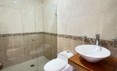 Se renta residencia dentro el fraccionamiento privado “Prados del Campestre” acabados residenciales, dos niveles construidos, 5 recamaras, alberca.