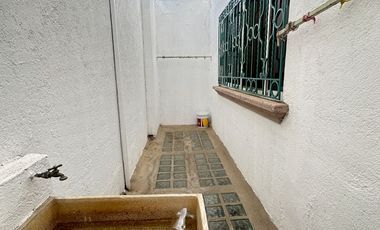 Se renta residencia dentro el fraccionamiento privado “Prados del Campestre” acabados residenciales, dos niveles construidos, 5 recamaras, alberca.