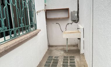 Se renta residencia dentro el fraccionamiento privado “Prados del Campestre” acabados residenciales, dos niveles construidos, 5 recamaras, alberca.