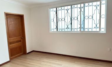 Se renta residencia dentro el fraccionamiento privado “Prados del Campestre” acabados residenciales, dos niveles construidos, 5 recamaras, alberca.