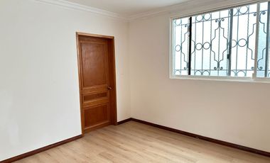 Se renta residencia dentro el fraccionamiento privado “Prados del Campestre” acabados residenciales, dos niveles construidos, 5 recamaras, alberca.