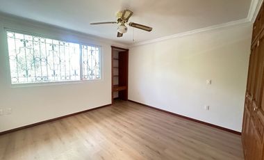 Se renta residencia dentro el fraccionamiento privado “Prados del Campestre” acabados residenciales, dos niveles construidos, 5 recamaras, alberca.