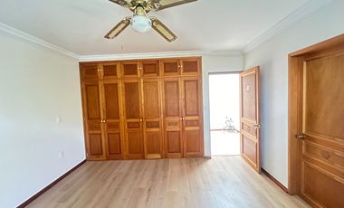 Se renta residencia dentro el fraccionamiento privado “Prados del Campestre” acabados residenciales, dos niveles construidos, 5 recamaras, alberca.