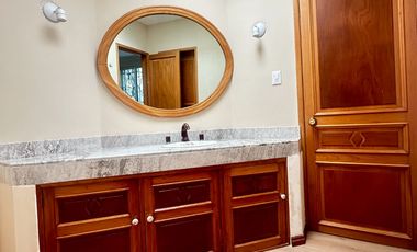 Se renta residencia dentro el fraccionamiento privado “Prados del Campestre” acabados residenciales, dos niveles construidos, 5 recamaras, alberca.