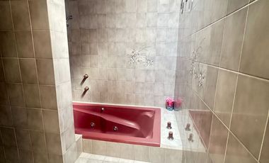 Se renta residencia dentro el fraccionamiento privado “Prados del Campestre” acabados residenciales, dos niveles construidos, 5 recamaras, alberca.