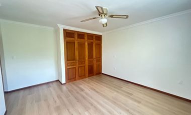 Se renta residencia dentro el fraccionamiento privado “Prados del Campestre” acabados residenciales, dos niveles construidos, 5 recamaras, alberca.