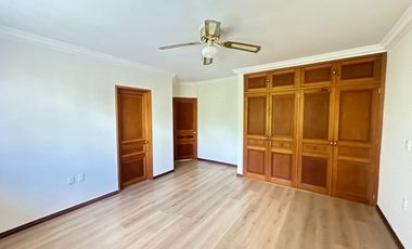 Se renta residencia dentro el fraccionamiento privado “Prados del Campestre” acabados residenciales, dos niveles construidos, 5 recamaras, alberca.