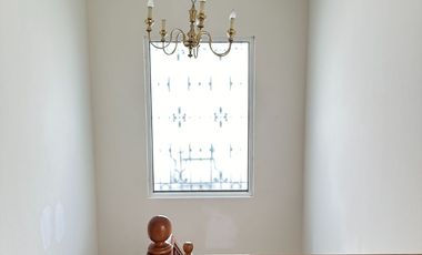 Se renta residencia dentro el fraccionamiento privado “Prados del Campestre” acabados residenciales, dos niveles construidos, 5 recamaras, alberca.