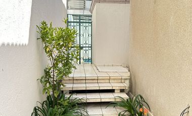 Se renta residencia dentro el fraccionamiento privado “Prados del Campestre” acabados residenciales, dos niveles construidos, 5 recamaras, alberca.