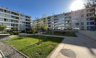 Departamento con Patio Interior en exclusivo Condominio, Huechuraba