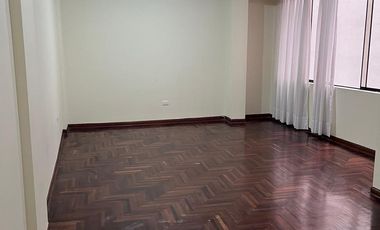 VENTA DEPARTAMENTO . SURCO MUY BIEN DISTRIBUIDO E ILUMINADO,EN DOÑA NORA