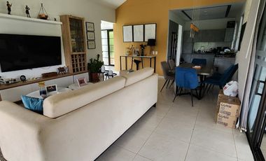 🌿 HERMOSA CASA CON VISTA PANORÁMICA EN COMBIA – VENTA O RENTA