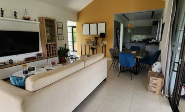 🌿 HERMOSA CASA CON VISTA PANORÁMICA EN COMBIA – VENTA O RENTA