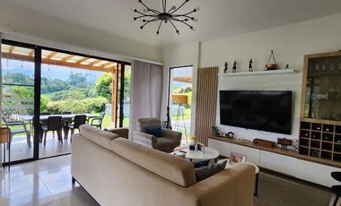 🌿 HERMOSA CASA CON VISTA PANORÁMICA EN COMBIA – VENTA O RENTA