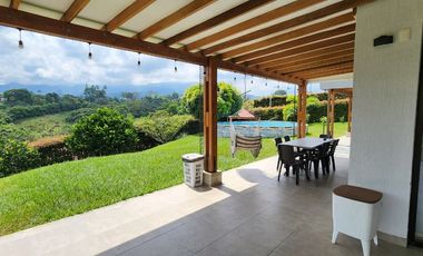 🌿 HERMOSA CASA CON VISTA PANORÁMICA EN COMBIA – VENTA O RENTA
