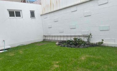 Echegaray casa con jardín, remodelada