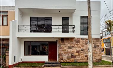 VENDO CASA EN ESQUINA - 2 FRENTES 220 M2 CHORRILLOS