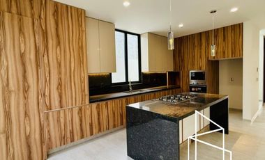 HERMOSA RESIDENCIA EN RENTA A ESTRENAR, de 3 Niveles en Parques Vallarta, dentro de Coto Abeto.