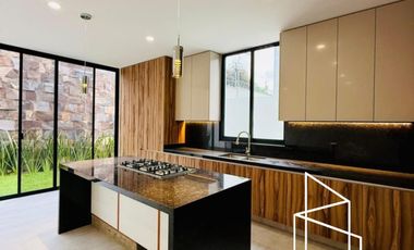 HERMOSA RESIDENCIA EN RENTA A ESTRENAR, de 3 Niveles en Parques Vallarta, dentro de Coto Abeto.