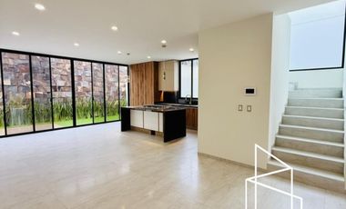 HERMOSA RESIDENCIA EN RENTA A ESTRENAR, de 3 Niveles en Parques Vallarta, dentro de Coto Abeto.