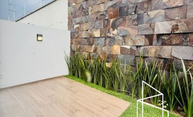 HERMOSA RESIDENCIA EN RENTA A ESTRENAR, de 3 Niveles en Parques Vallarta, dentro de Coto Abeto.