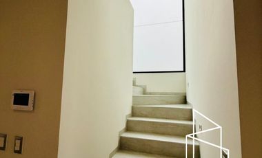 HERMOSA RESIDENCIA EN RENTA A ESTRENAR, de 3 Niveles en Parques Vallarta, dentro de Coto Abeto.