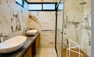 HERMOSA RESIDENCIA EN RENTA A ESTRENAR, de 3 Niveles en Parques Vallarta, dentro de Coto Abeto.