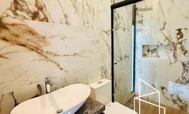 HERMOSA RESIDENCIA EN RENTA A ESTRENAR, de 3 Niveles en Parques Vallarta, dentro de Coto Abeto.