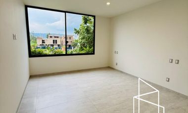 HERMOSA RESIDENCIA EN RENTA A ESTRENAR, de 3 Niveles en Parques Vallarta, dentro de Coto Abeto.
