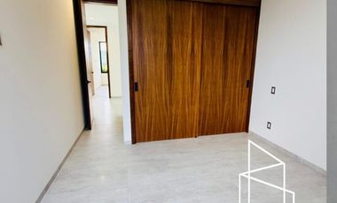 HERMOSA RESIDENCIA EN RENTA A ESTRENAR, de 3 Niveles en Parques Vallarta, dentro de Coto Abeto.