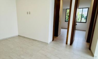 HERMOSA RESIDENCIA EN RENTA A ESTRENAR, de 3 Niveles en Parques Vallarta, dentro de Coto Abeto.