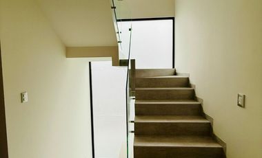 HERMOSA RESIDENCIA EN RENTA A ESTRENAR, de 3 Niveles en Parques Vallarta, dentro de Coto Abeto.