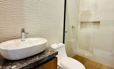 HERMOSA RESIDENCIA EN RENTA A ESTRENAR, de 3 Niveles en Parques Vallarta, dentro de Coto Abeto.