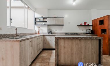 Casa en venta en sector amable maria al norte de la ciudad de Loja cerca cel colegio Eugenio Espejo