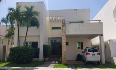 Residencia de lujo en Villa Magna con alberca y amplios jardines — Cancún