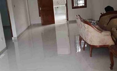 Disewakan Rumah 1,5 Lantai Bagus Luas SHM di Pamulang